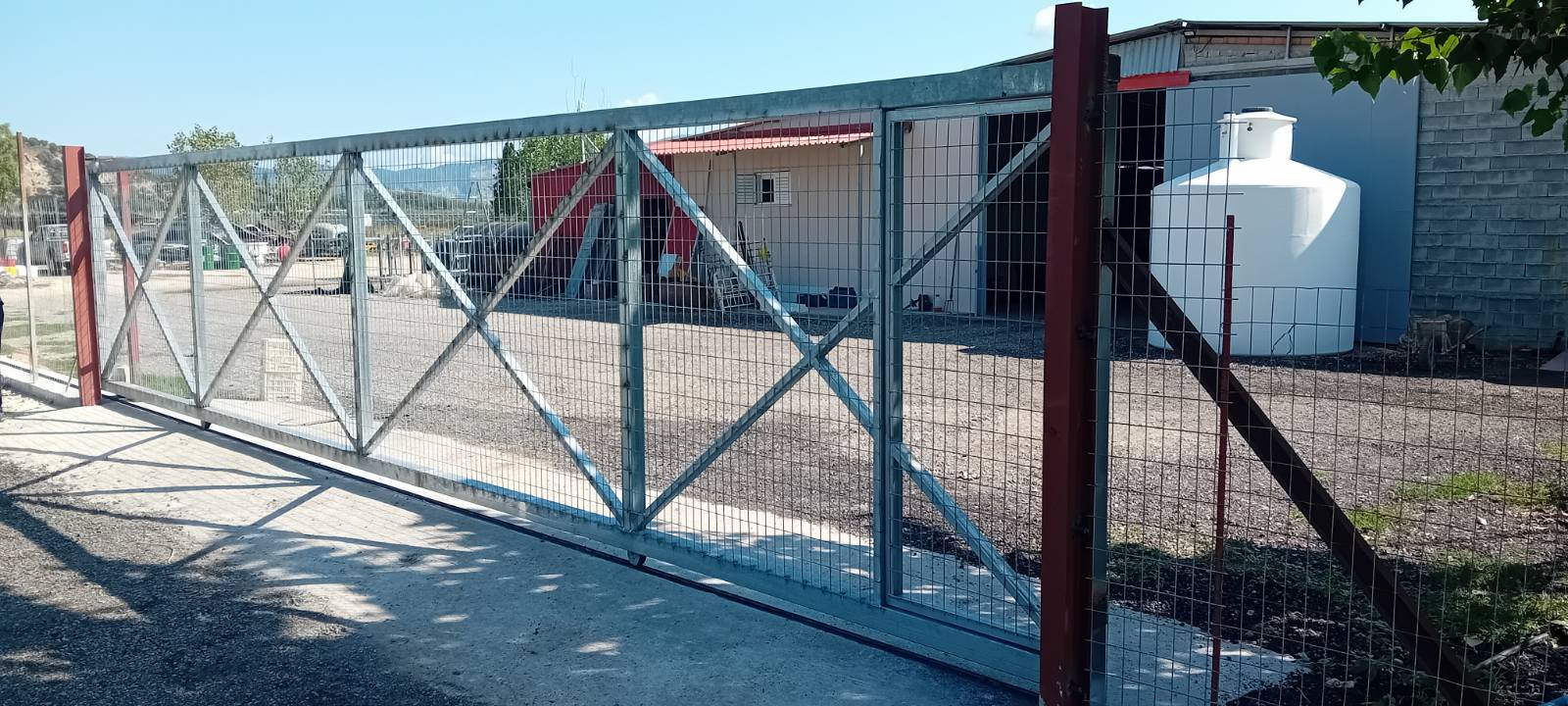 Αλουμίνια Αιτωλικό | Καραγιάννης | Καγκελόπορτα με σύρμα